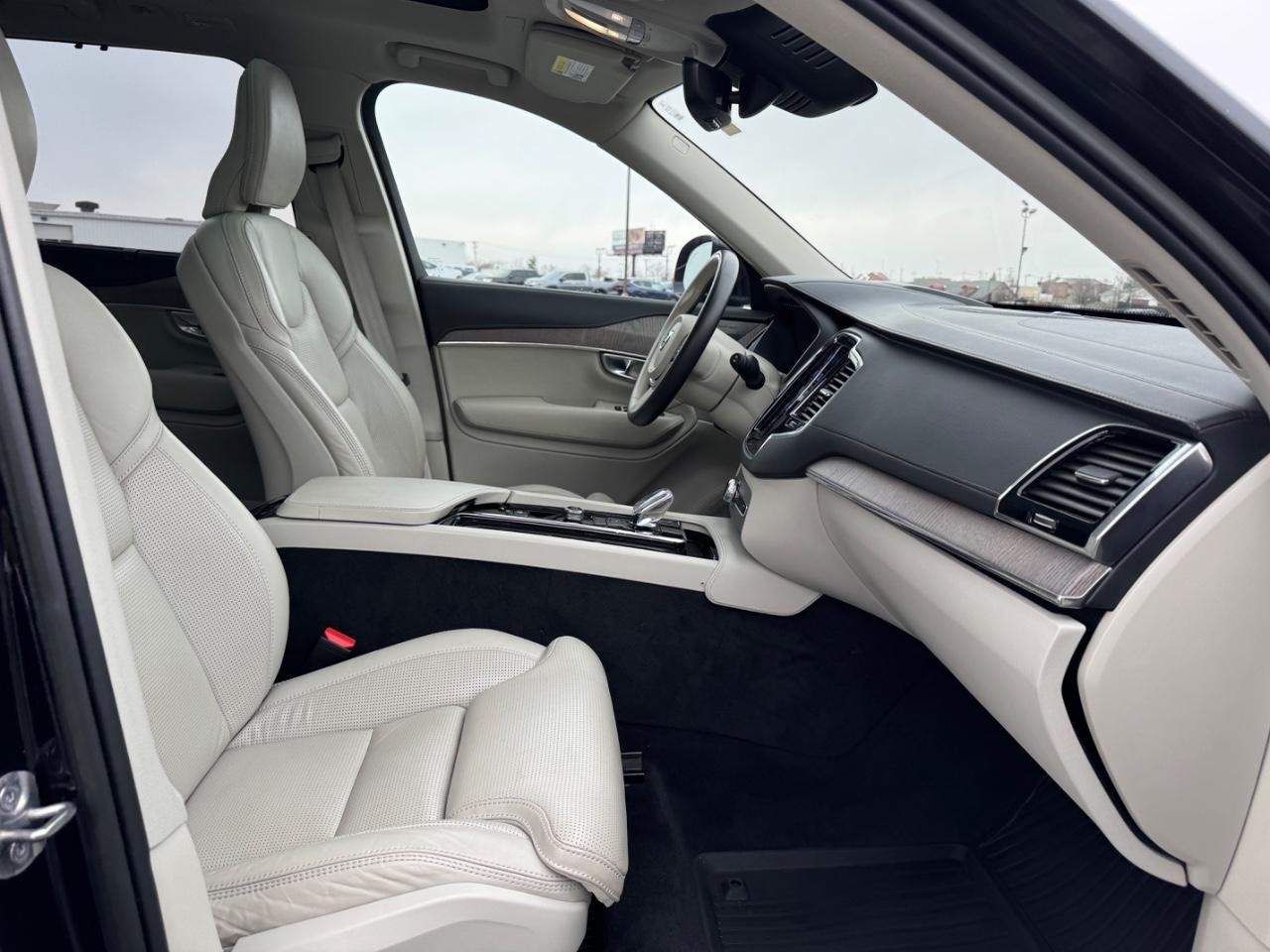 Volvo XC90 Recharge Plug-In Hybrid Vehicle Full-screen Gallery Image 17