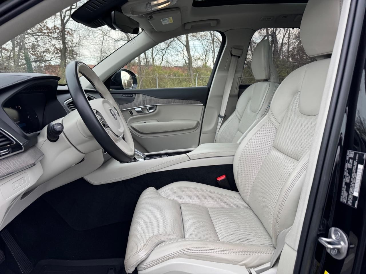 Volvo XC90 Recharge Plug-In Hybrid Vehicle Full-screen Gallery Image 18