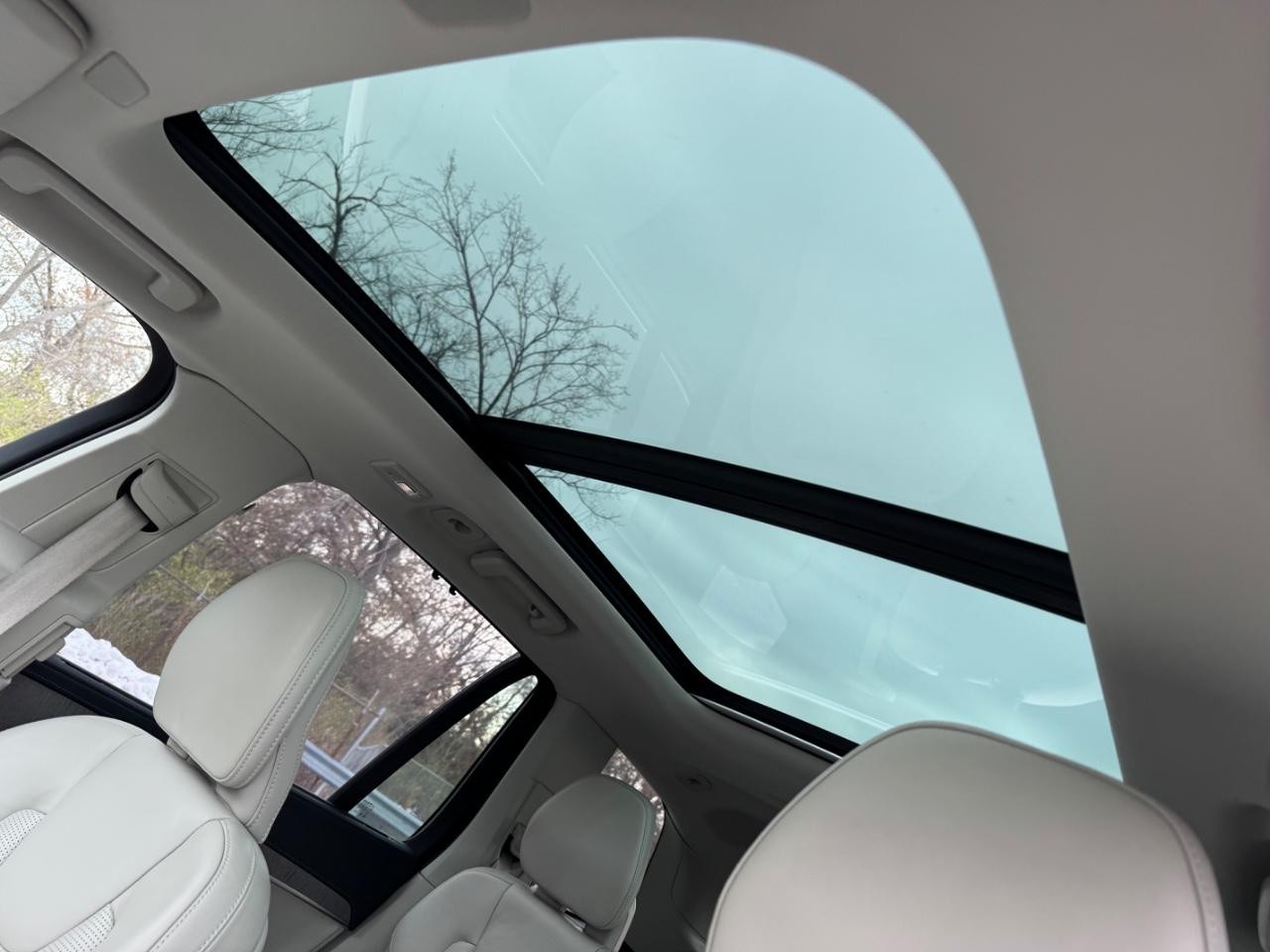 Volvo XC90 Recharge Plug-In Hybrid Vehicle Full-screen Gallery Image 19