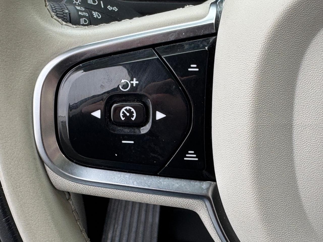 Volvo XC90 Recharge Plug-In Hybrid Vehicle Full-screen Gallery Image 21