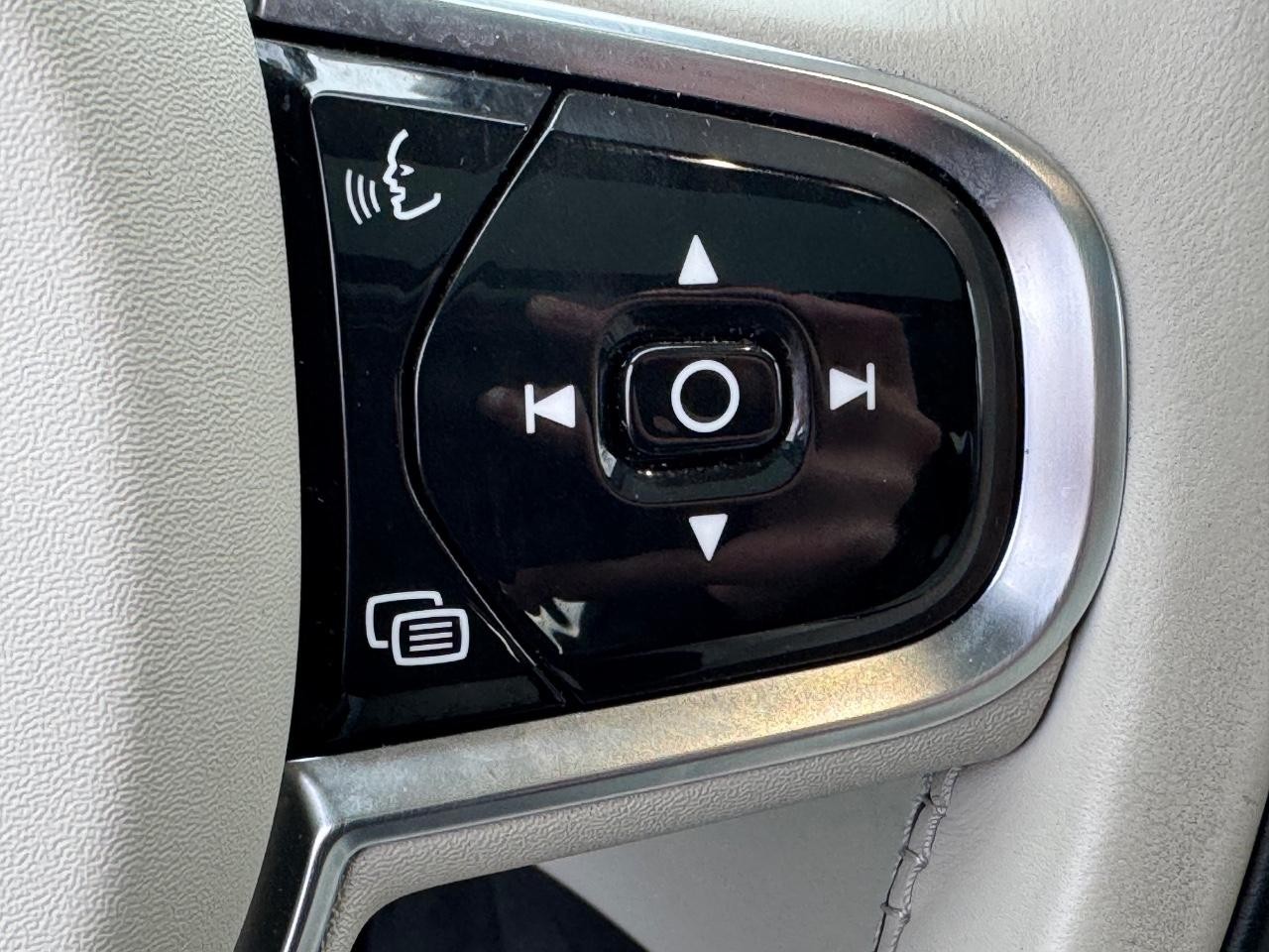 Volvo XC90 Recharge Plug-In Hybrid Vehicle Full-screen Gallery Image 22