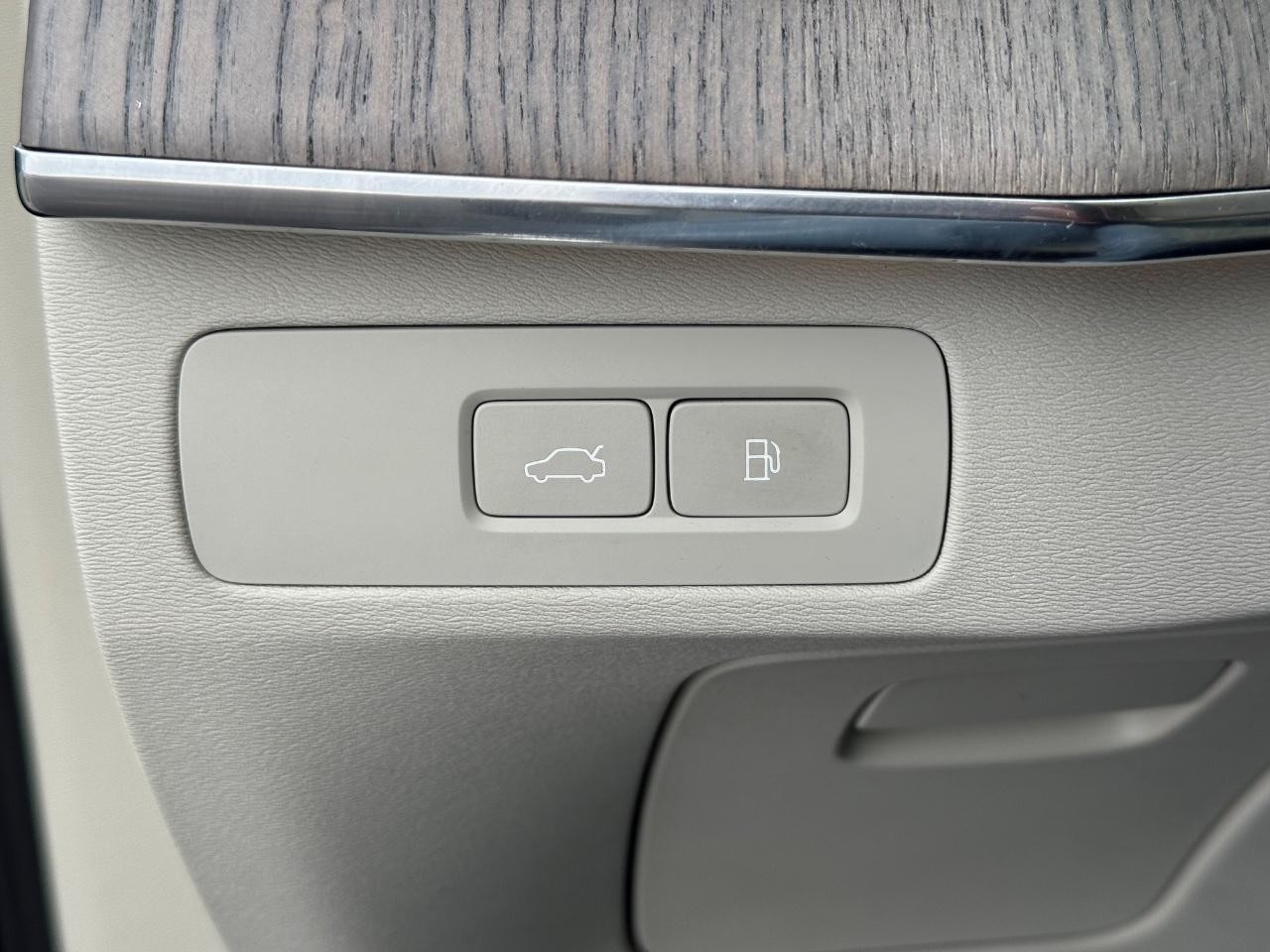 Volvo XC90 Recharge Plug-In Hybrid Vehicle Full-screen Gallery Image 23