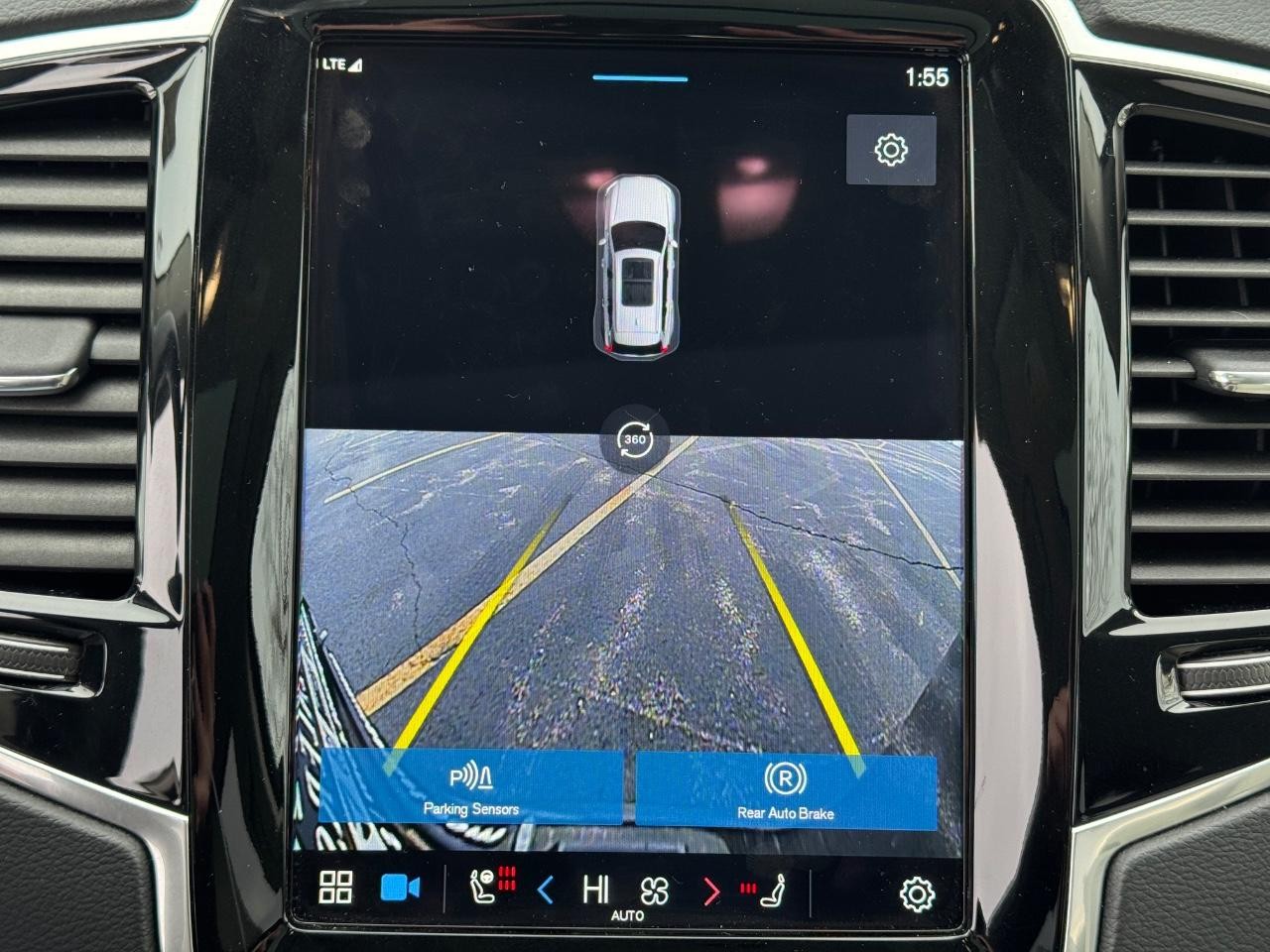 Volvo XC90 Recharge Plug-In Hybrid Vehicle Full-screen Gallery Image 24