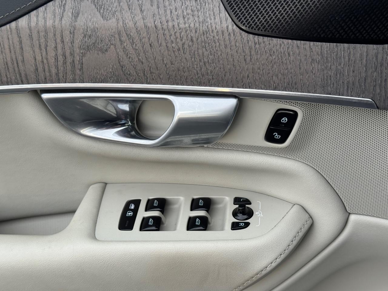 Volvo XC90 Recharge Plug-In Hybrid Vehicle Full-screen Gallery Image 25