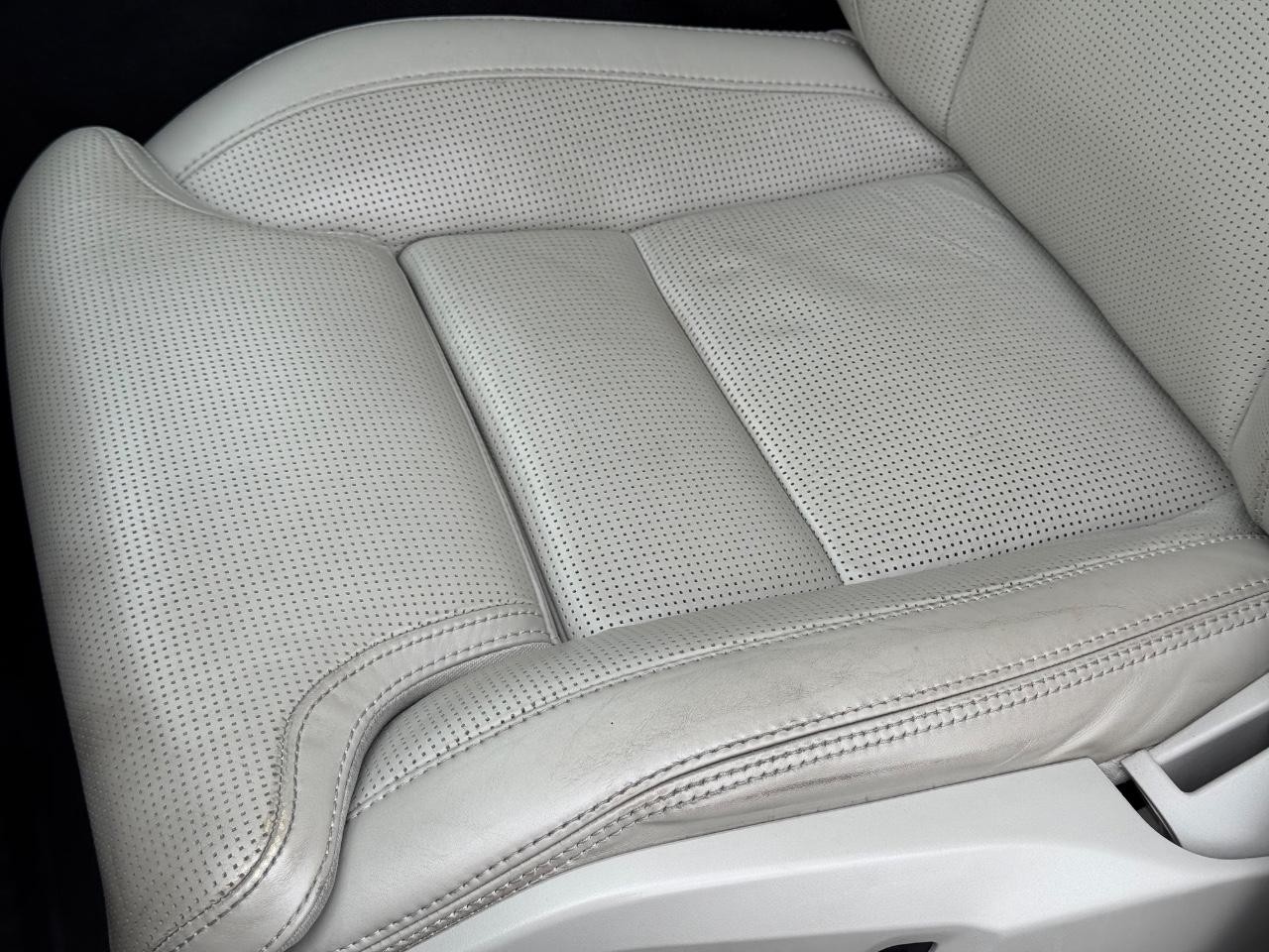 Volvo XC90 Recharge Plug-In Hybrid Vehicle Full-screen Gallery Image 26