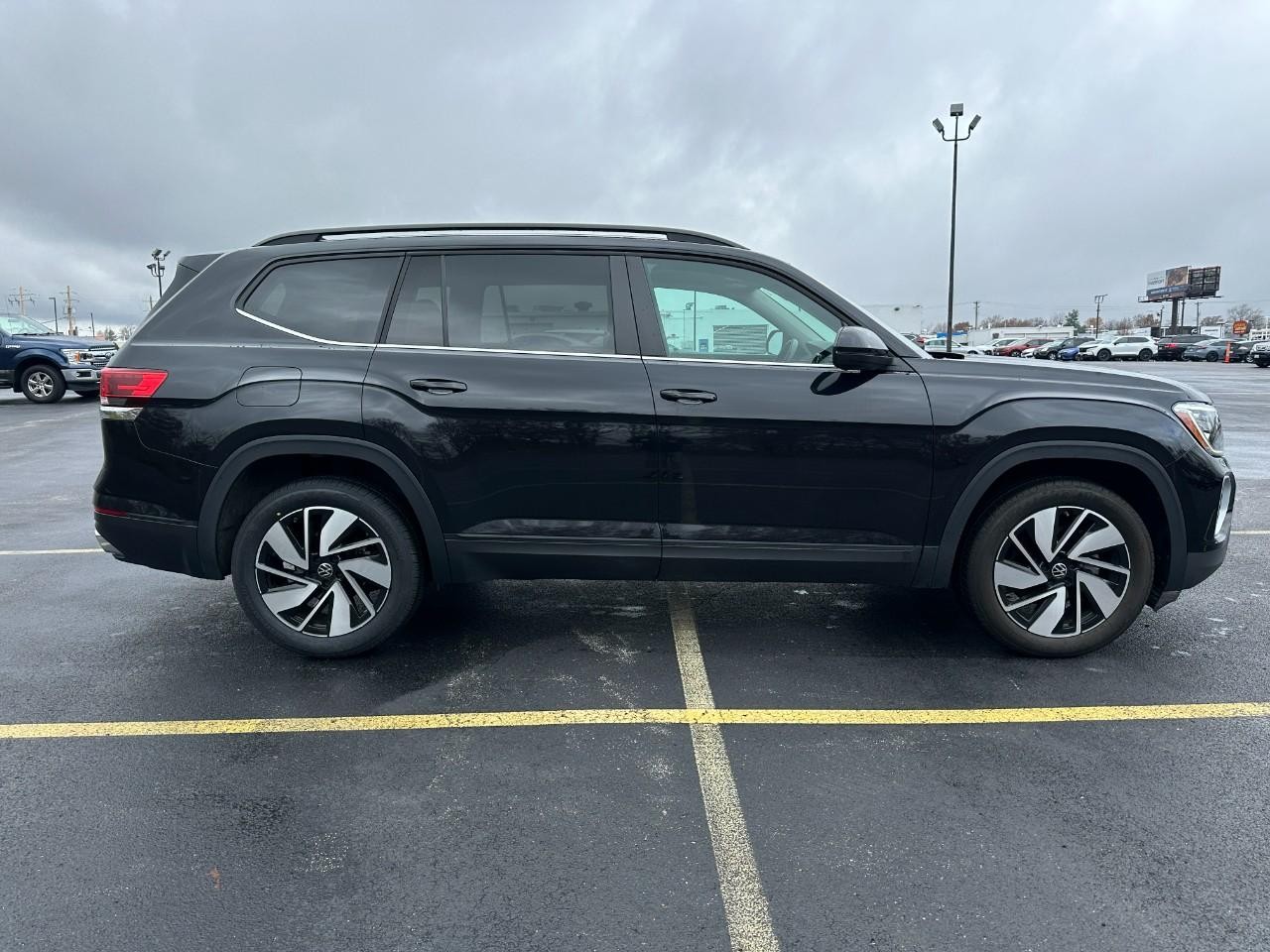 Volkswagen Atlas Vehicle Full-screen Gallery Image 02