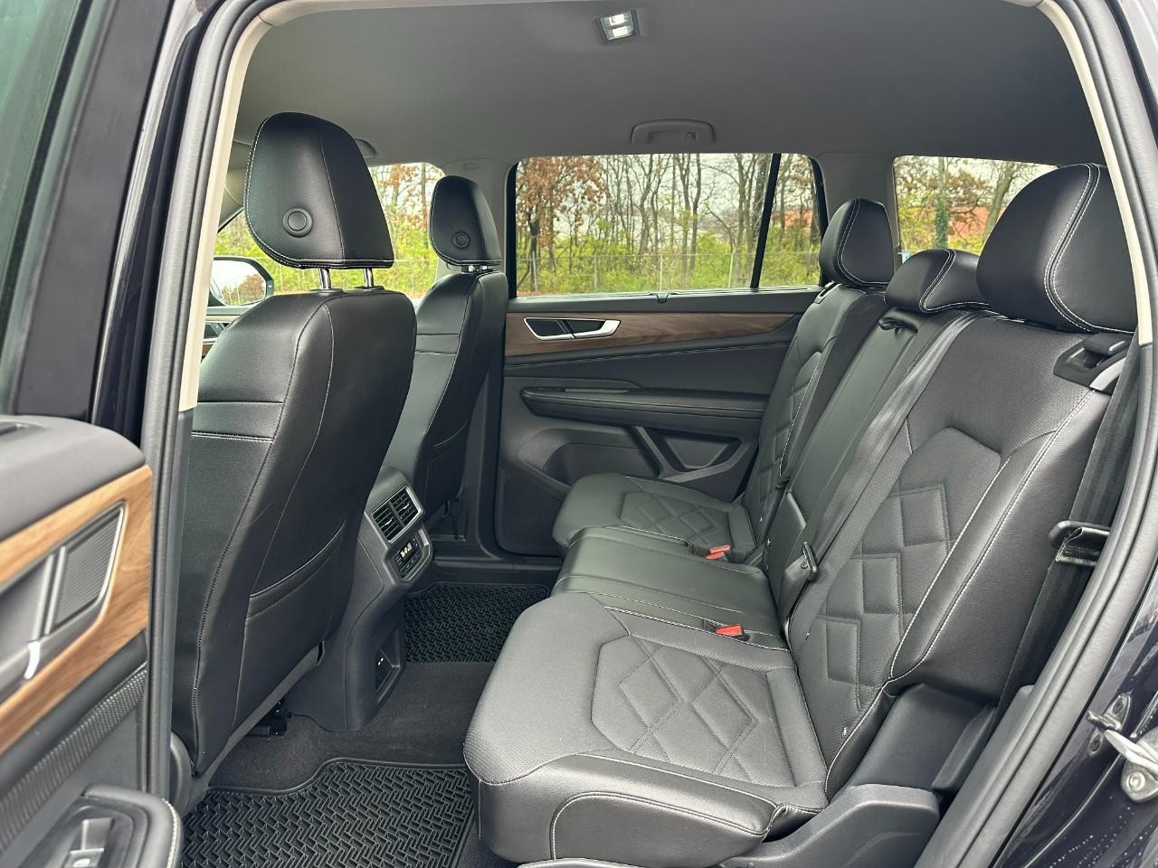Volkswagen Atlas Vehicle Full-screen Gallery Image 10