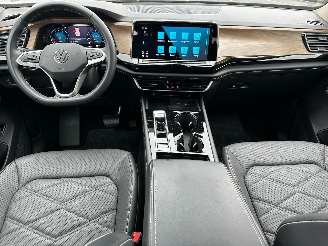 Volkswagen Atlas Vehicle Full-screen Gallery Image 13