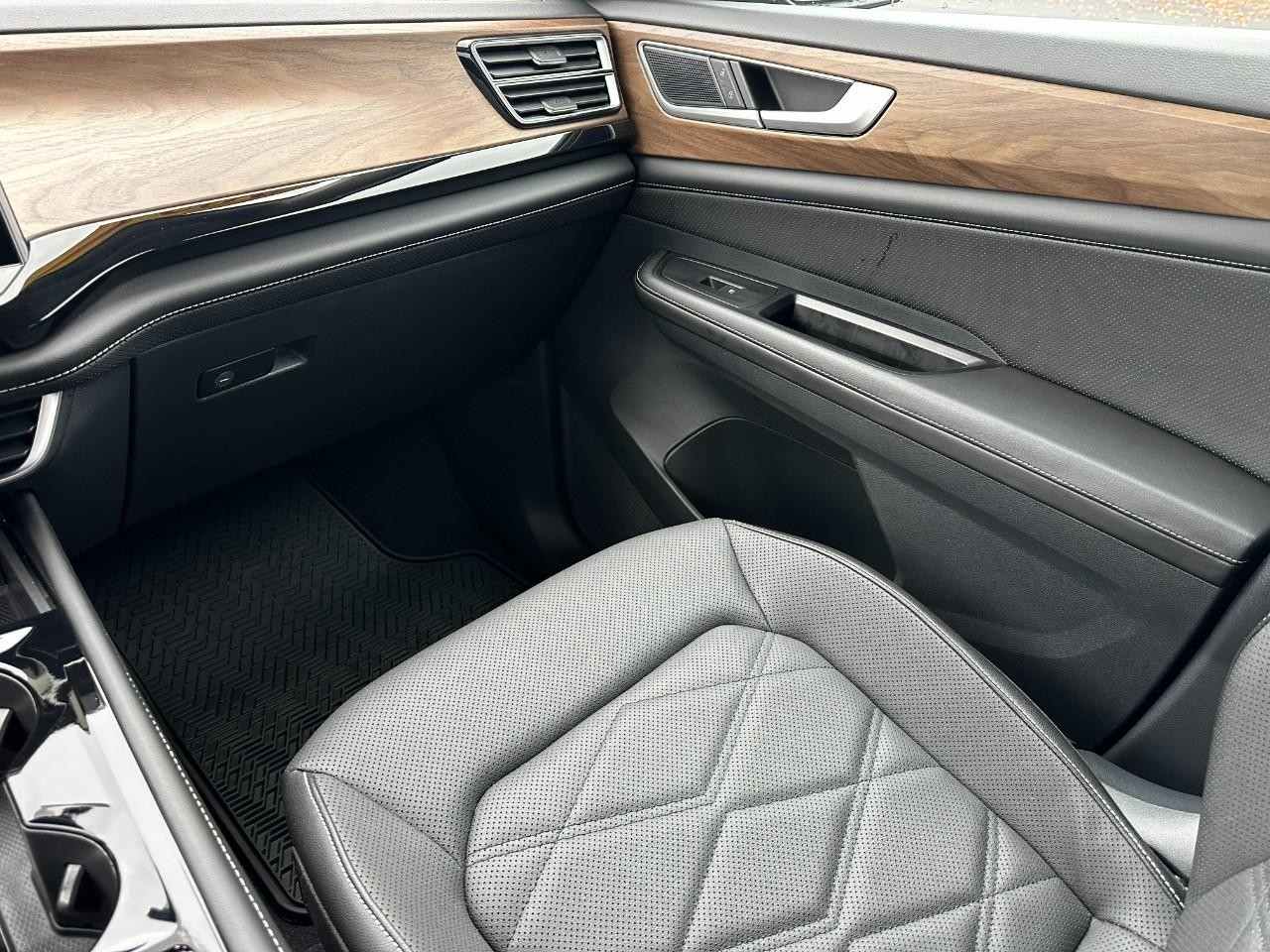 Volkswagen Atlas Vehicle Full-screen Gallery Image 17