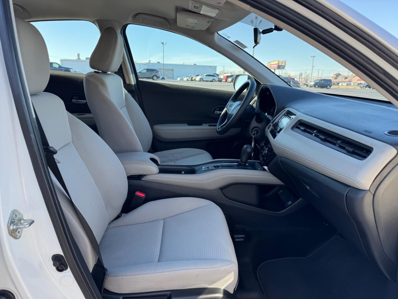 Honda HR-V Vehicle Full-screen Gallery Image 16