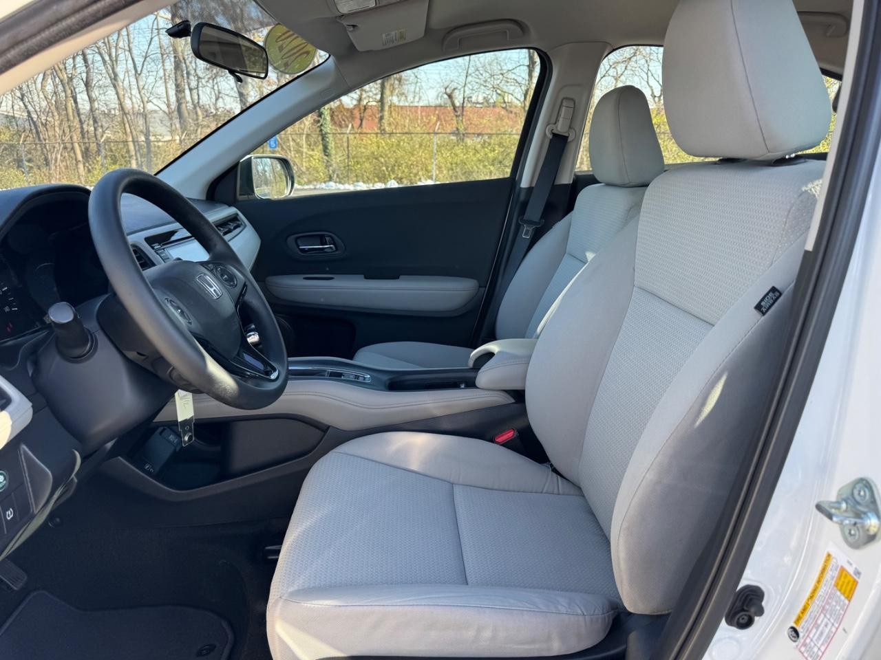 Honda HR-V Vehicle Full-screen Gallery Image 17