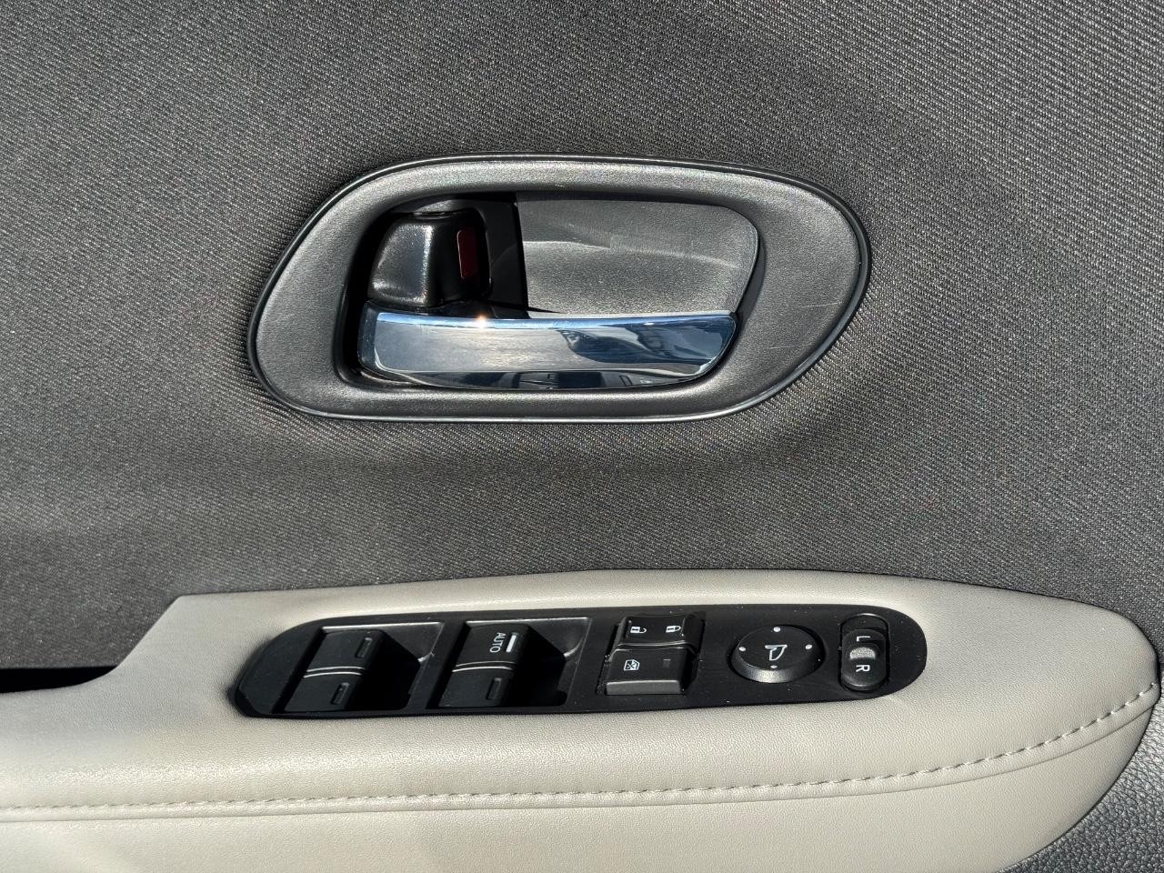 Honda HR-V Vehicle Full-screen Gallery Image 23