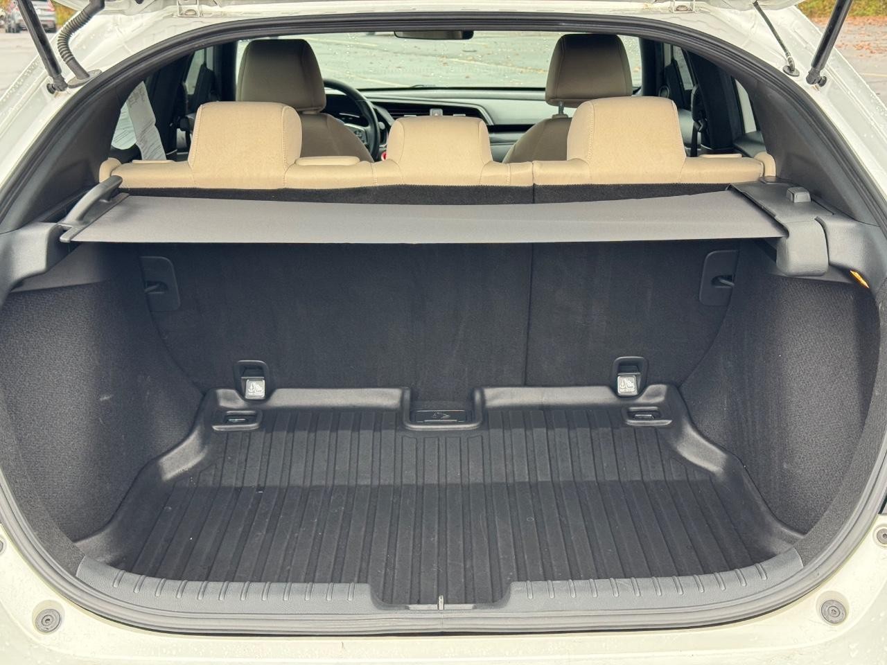 Honda Civic Hatchback Vehicle Full-screen Gallery Image 04