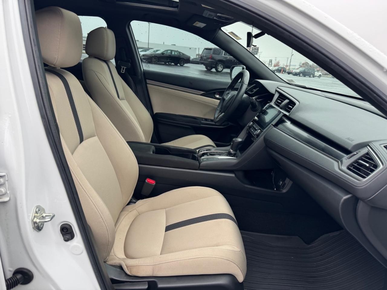 Honda Civic Hatchback Vehicle Full-screen Gallery Image 15