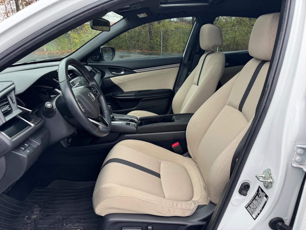 Honda Civic Hatchback Vehicle Full-screen Gallery Image 16