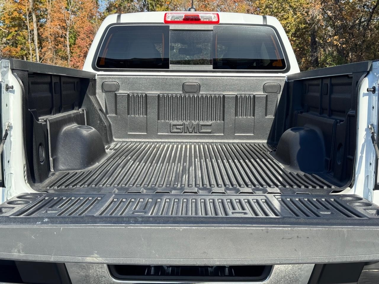 GMC Canyon Vehicle Full-screen Gallery Image 04