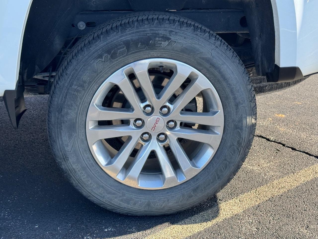 GMC Canyon Vehicle Full-screen Gallery Image 07