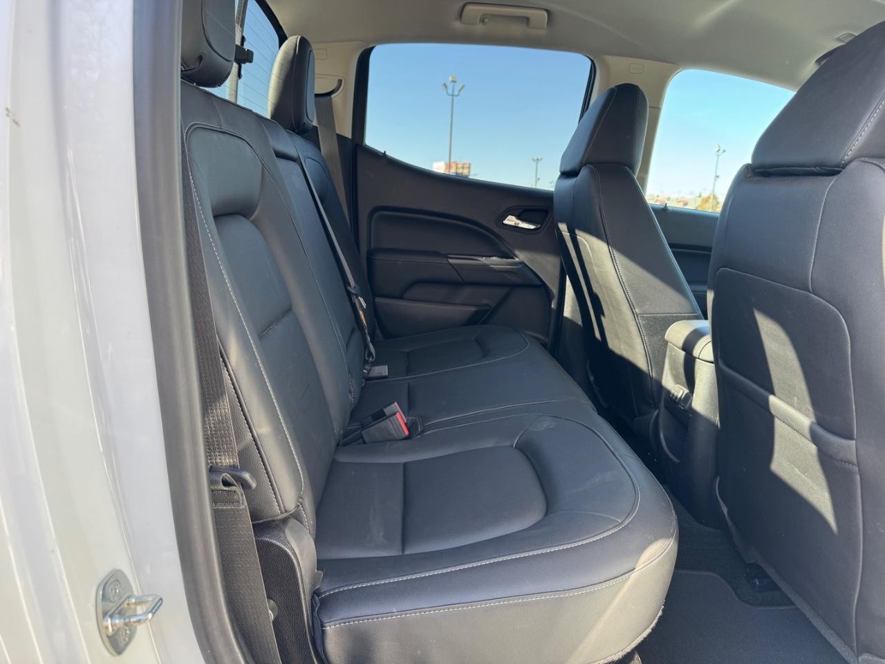 GMC Canyon Vehicle Full-screen Gallery Image 10