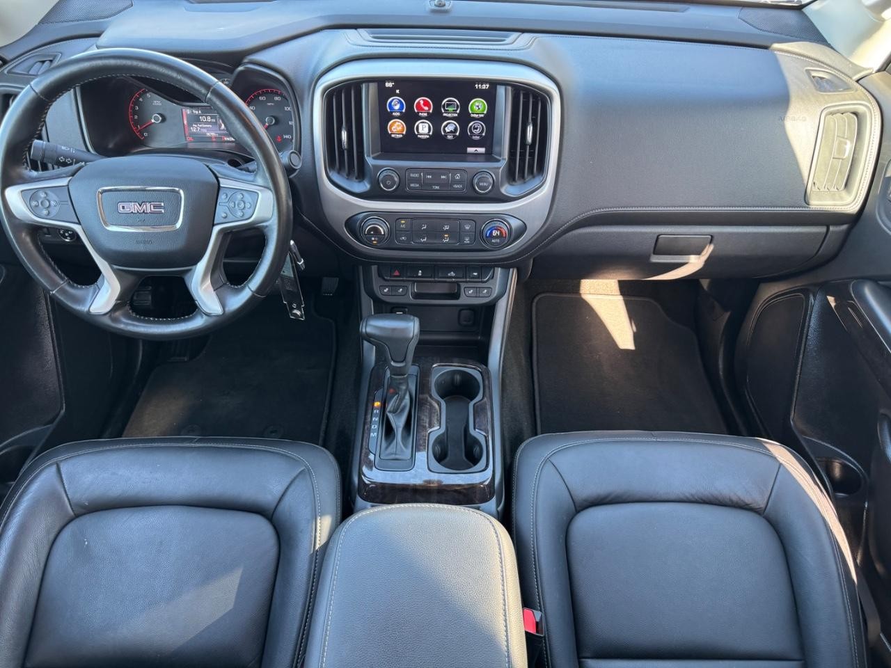 GMC Canyon Vehicle Full-screen Gallery Image 11