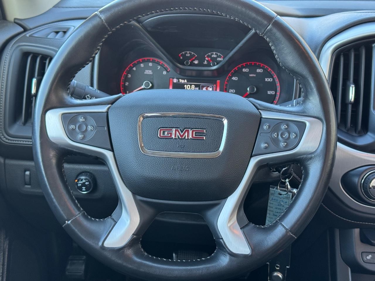 GMC Canyon Vehicle Full-screen Gallery Image 12