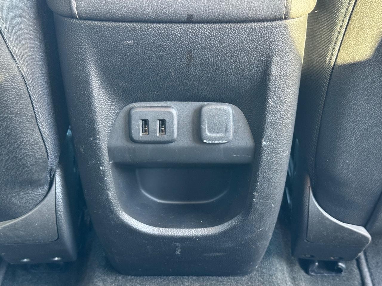 GMC Canyon Vehicle Full-screen Gallery Image 16