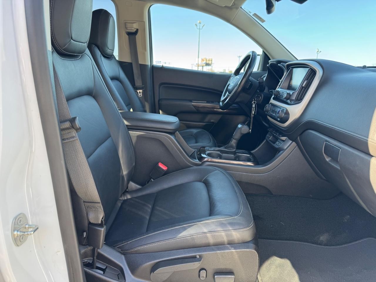 GMC Canyon Vehicle Full-screen Gallery Image 17