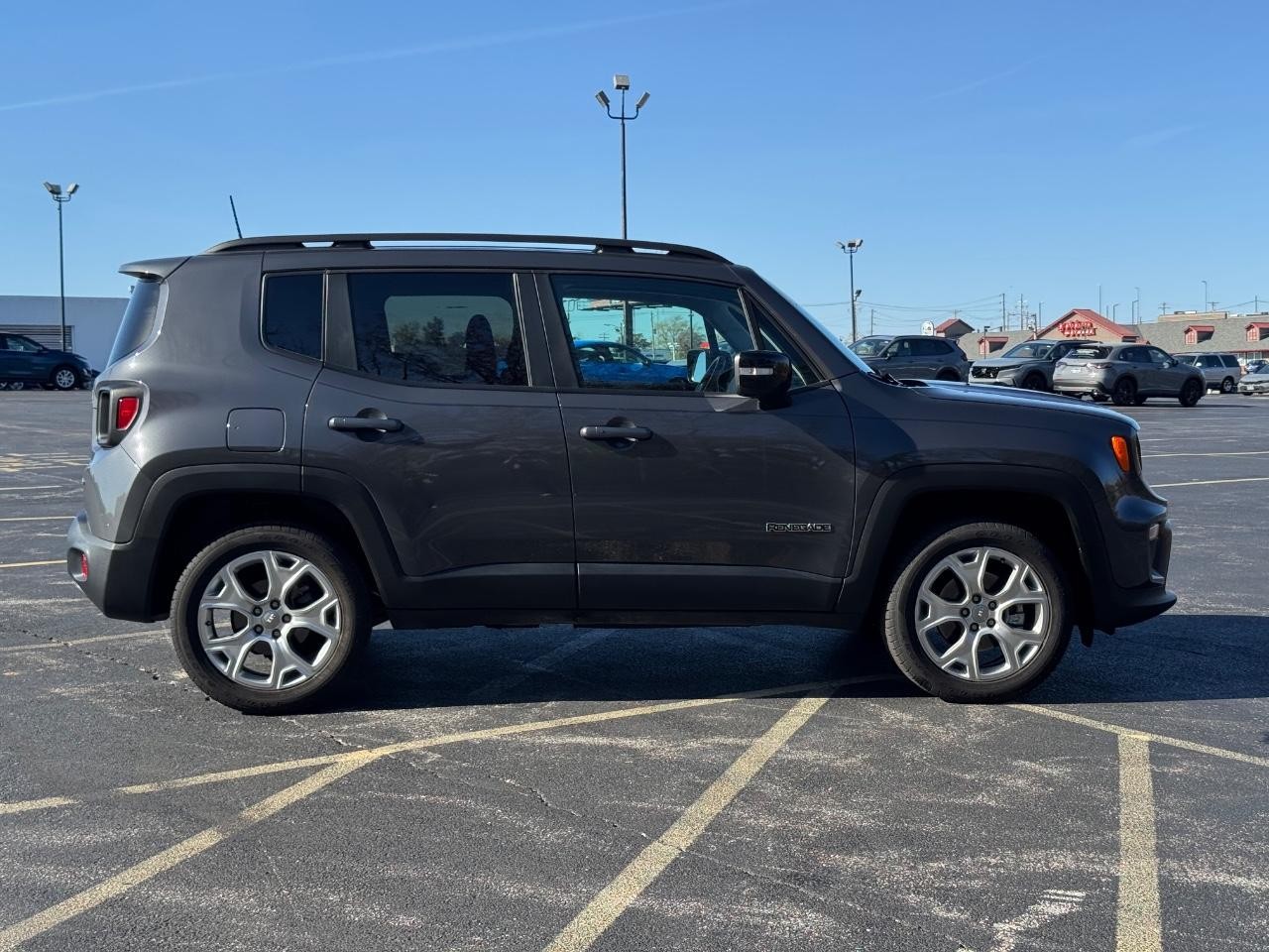 Jeep Renegade Vehicle Full-screen Gallery Image 02