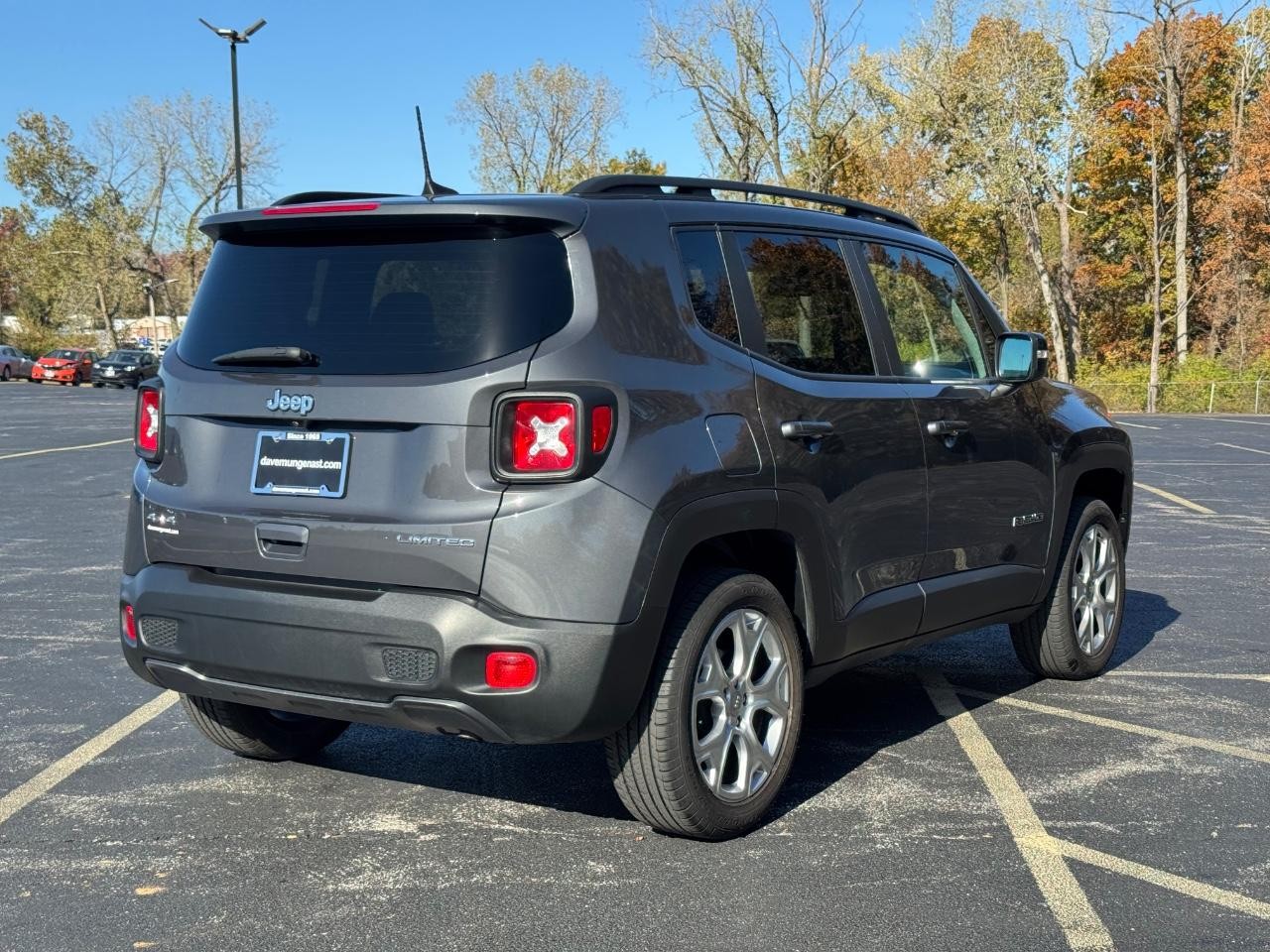 Jeep Renegade Vehicle Full-screen Gallery Image 03