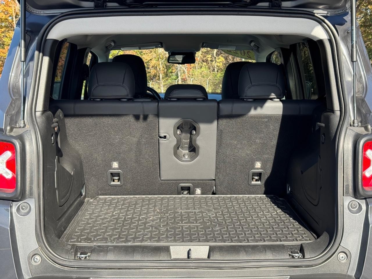 Jeep Renegade Vehicle Full-screen Gallery Image 04