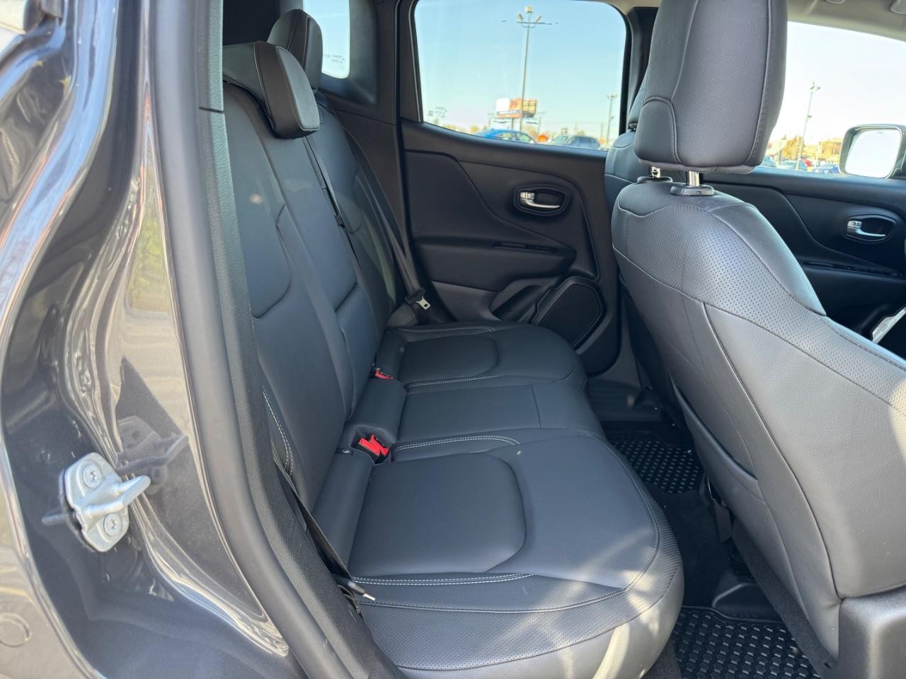 Jeep Renegade Vehicle Full-screen Gallery Image 10