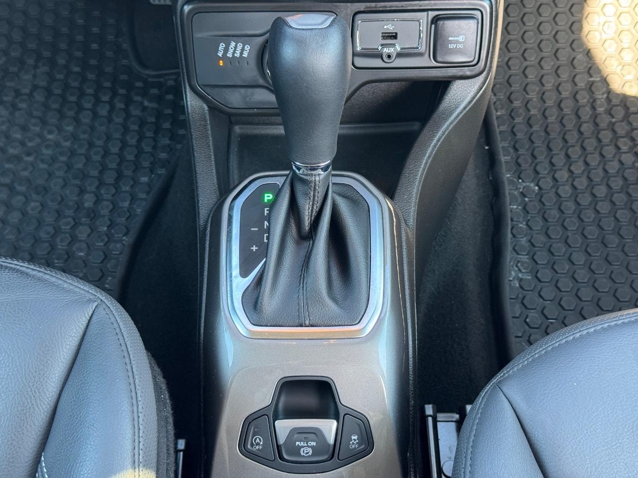 Jeep Renegade Vehicle Full-screen Gallery Image 14