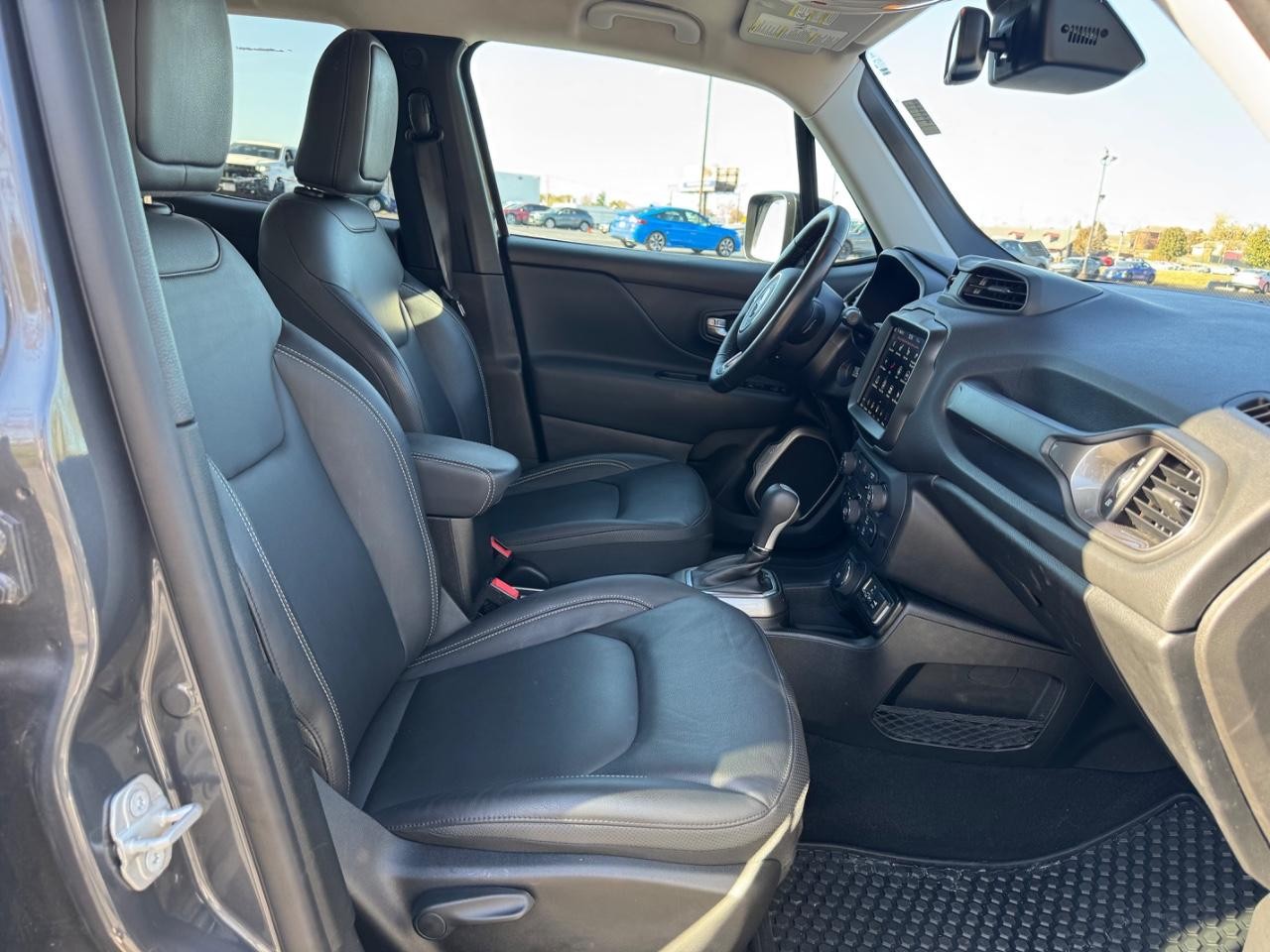 Jeep Renegade Vehicle Full-screen Gallery Image 15