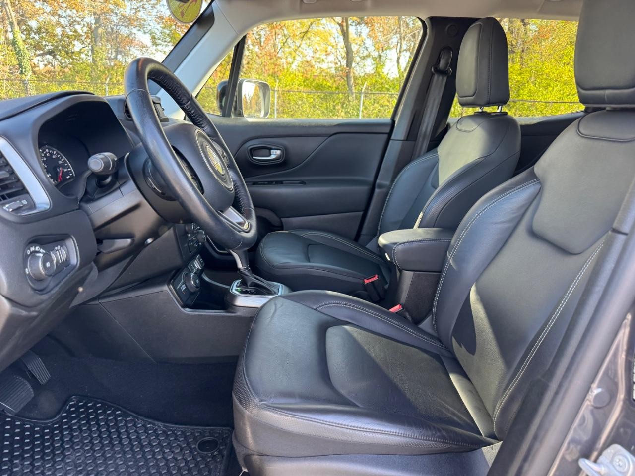 Jeep Renegade Vehicle Full-screen Gallery Image 16