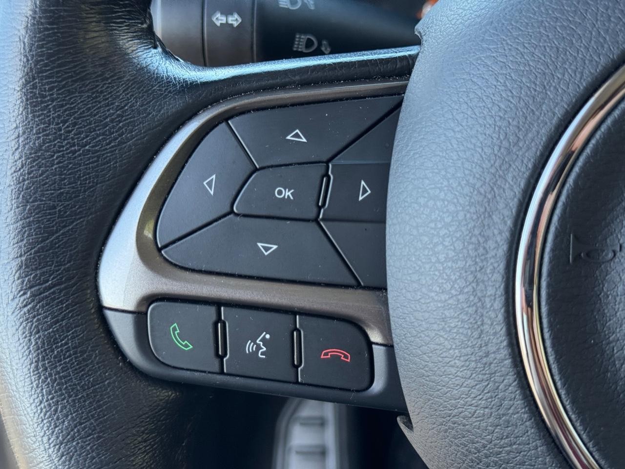 Jeep Renegade Vehicle Full-screen Gallery Image 18