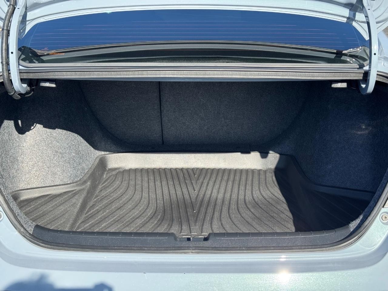 Honda Accord Hybrid Vehicle Full-screen Gallery Image 04