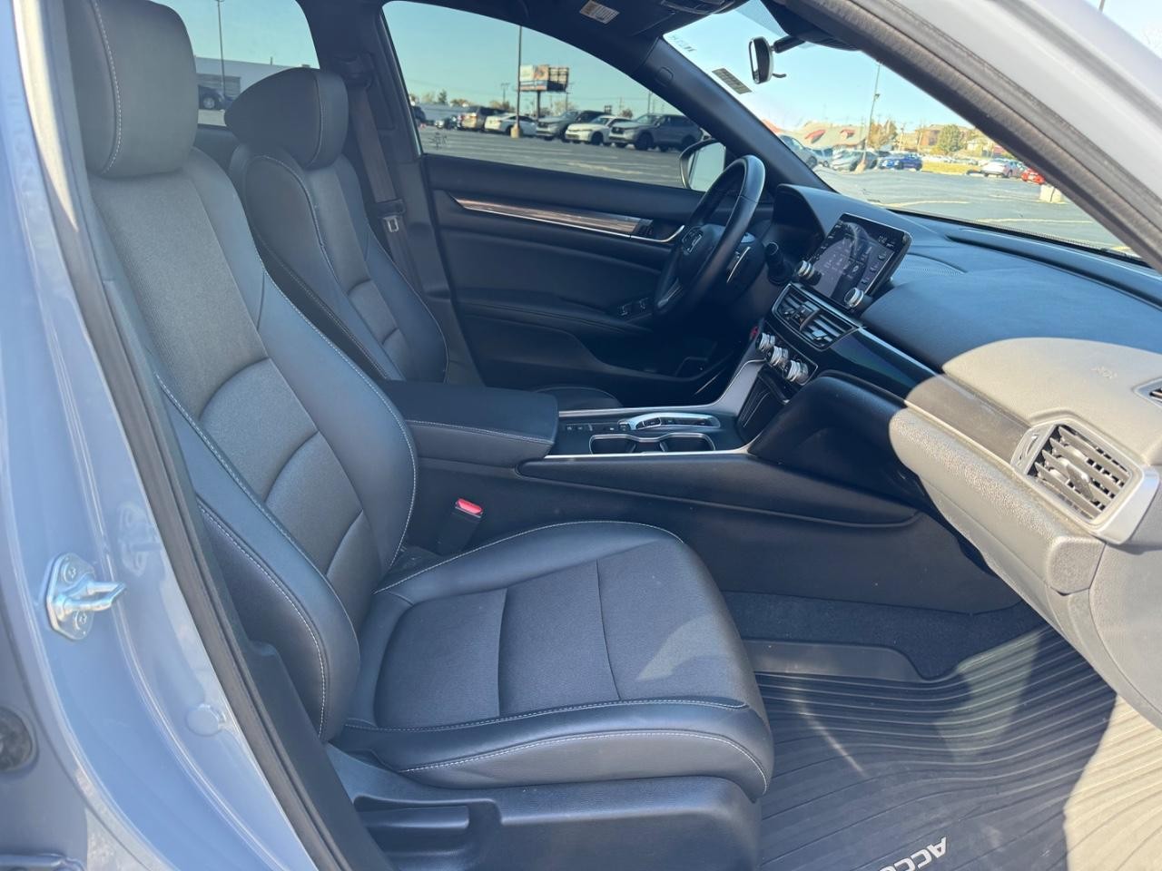 Honda Accord Hybrid Vehicle Full-screen Gallery Image 16