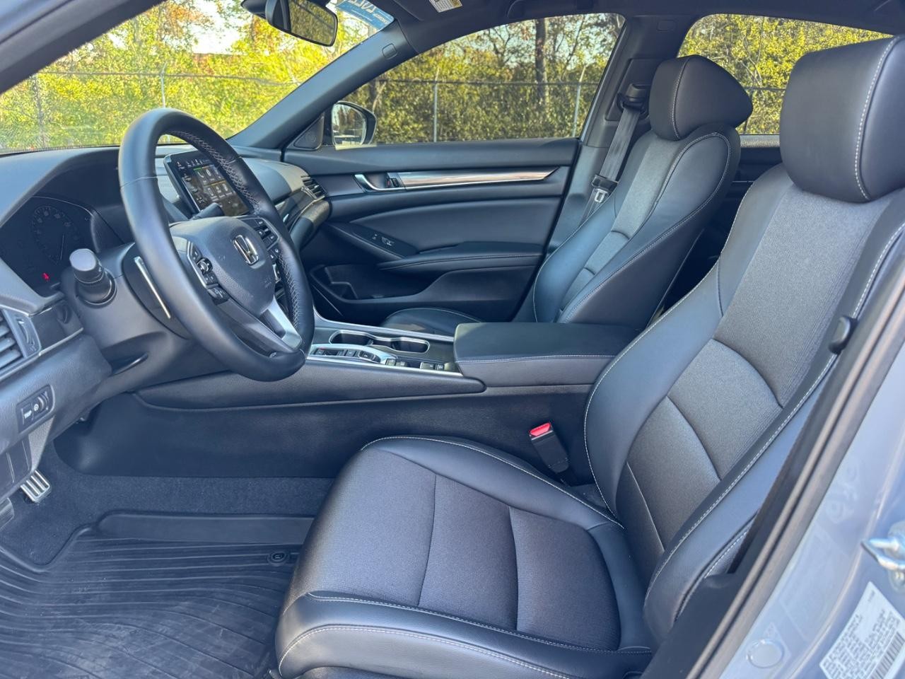 Honda Accord Hybrid Vehicle Full-screen Gallery Image 17