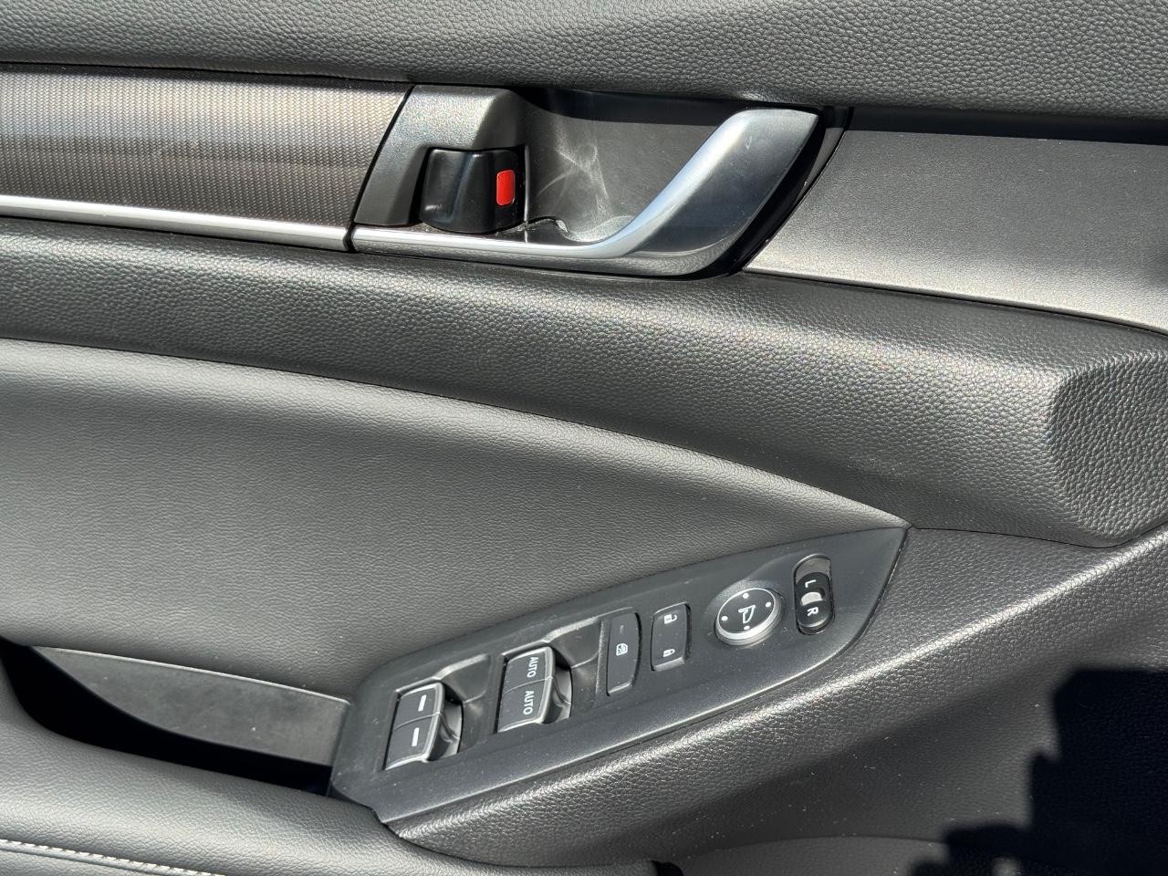 Honda Accord Hybrid Vehicle Full-screen Gallery Image 23