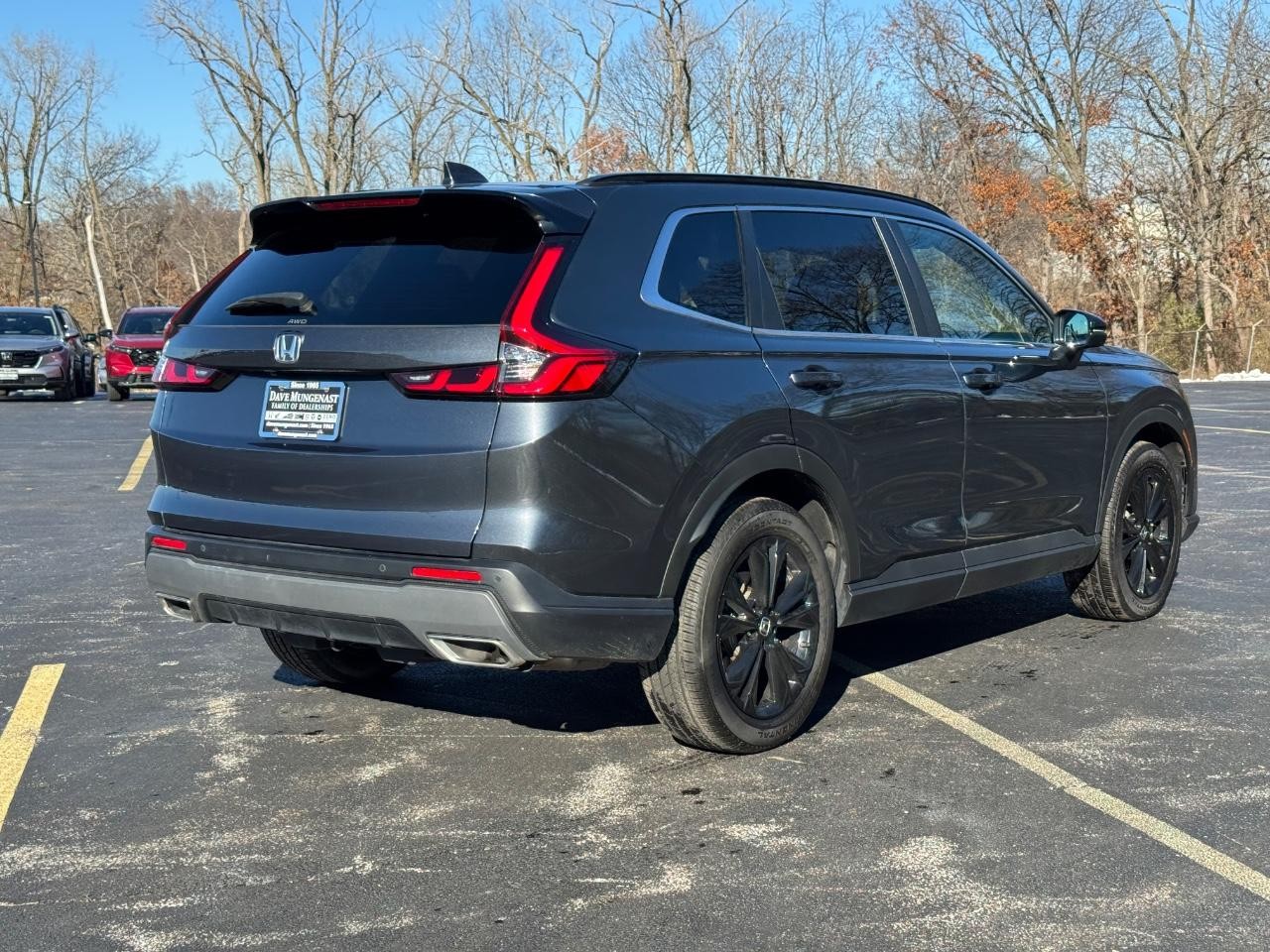 Honda CR-V Hybrid Vehicle Full-screen Gallery Image 03