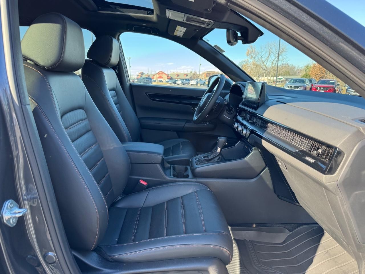 Honda CR-V Hybrid Vehicle Full-screen Gallery Image 17