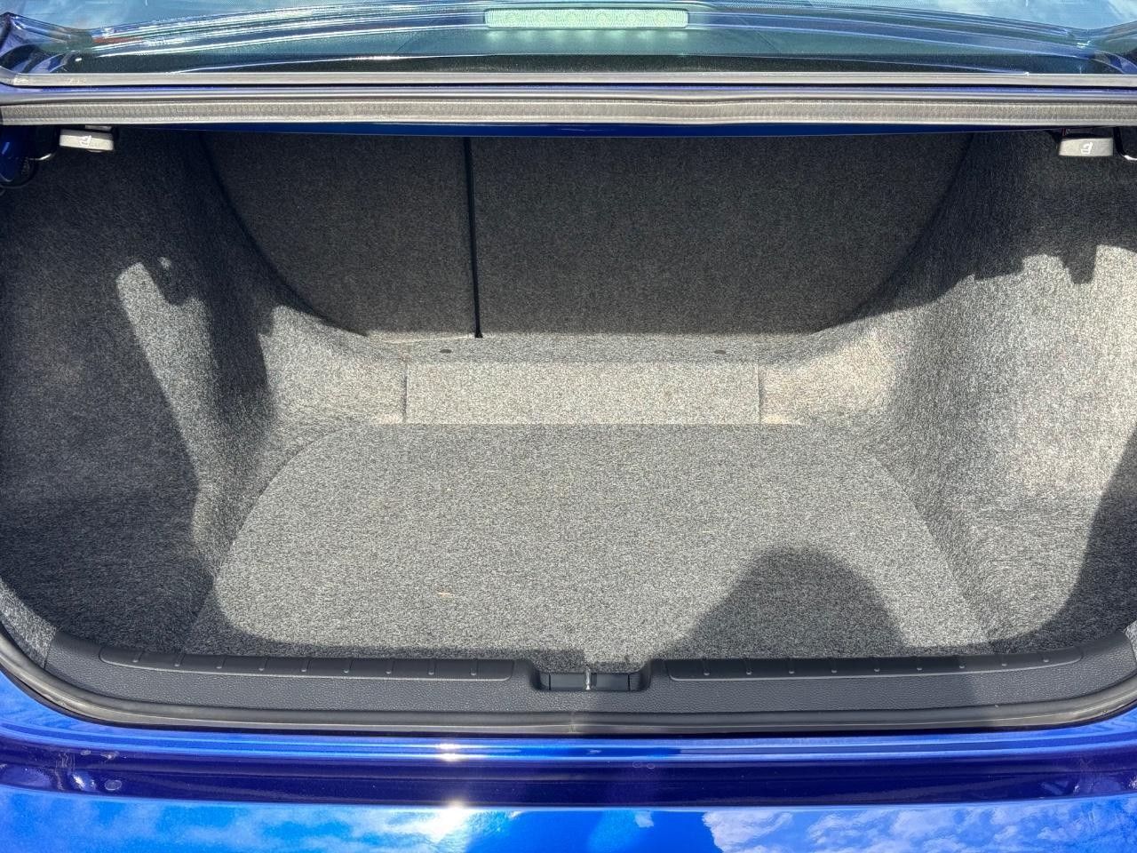 Honda Accord Sedan Vehicle Full-screen Gallery Image 04