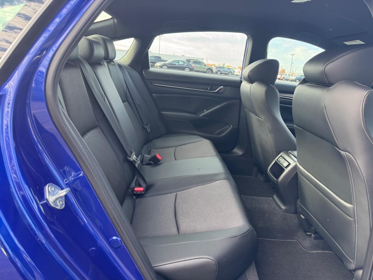 Honda Accord Sedan Vehicle Full-screen Gallery Image 10