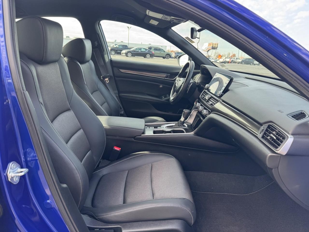 Honda Accord Sedan Vehicle Full-screen Gallery Image 17