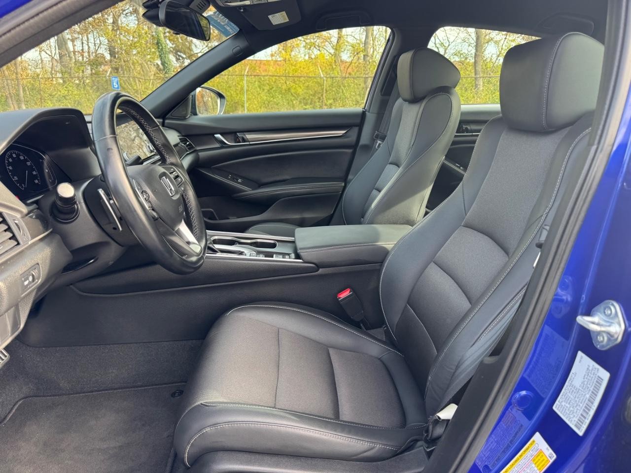 Honda Accord Sedan Vehicle Full-screen Gallery Image 18