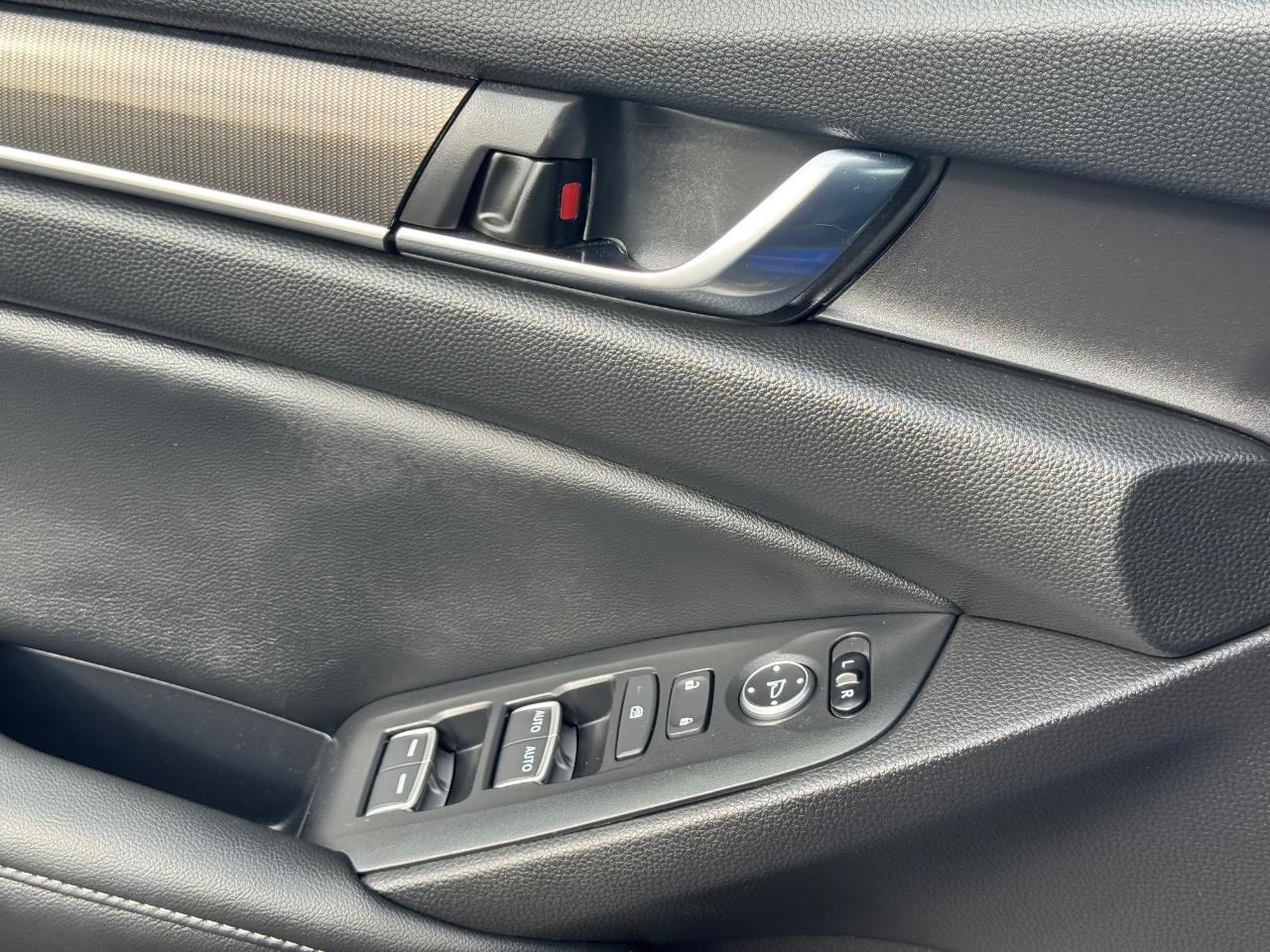 Honda Accord Sedan Vehicle Full-screen Gallery Image 24