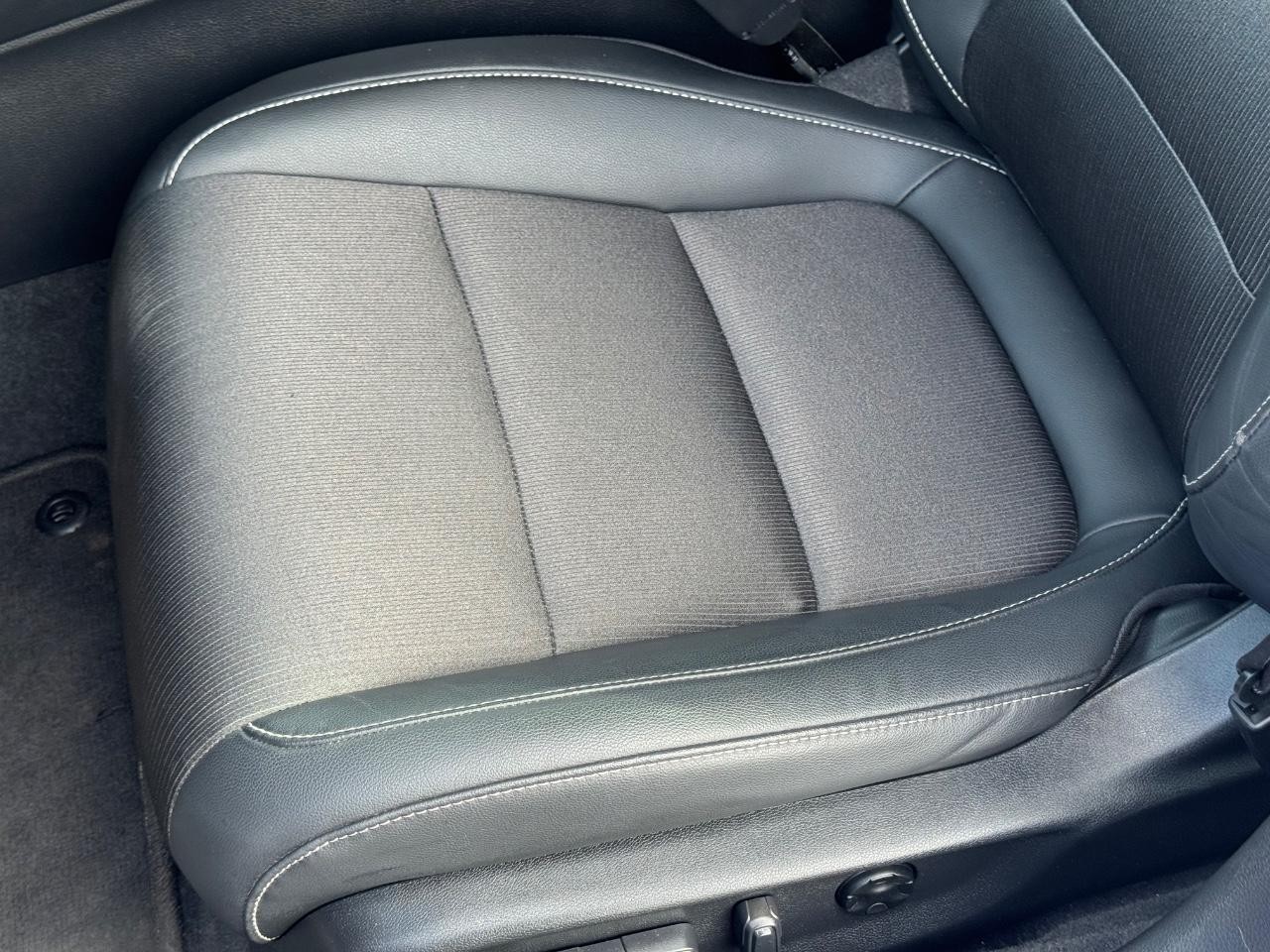 Honda Accord Sedan Vehicle Full-screen Gallery Image 25