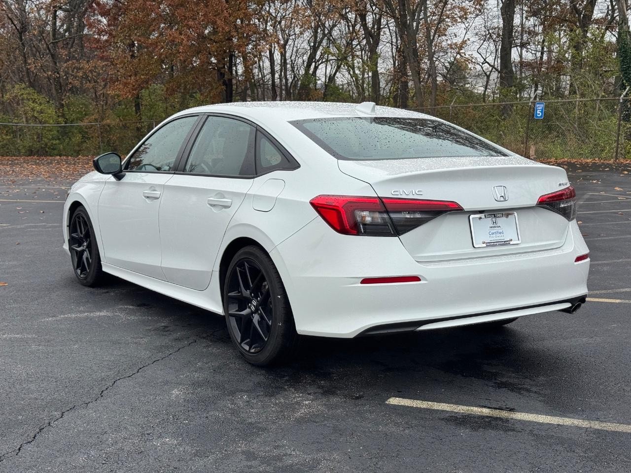 Honda Civic Sedan Vehicle Full-screen Gallery Image 06