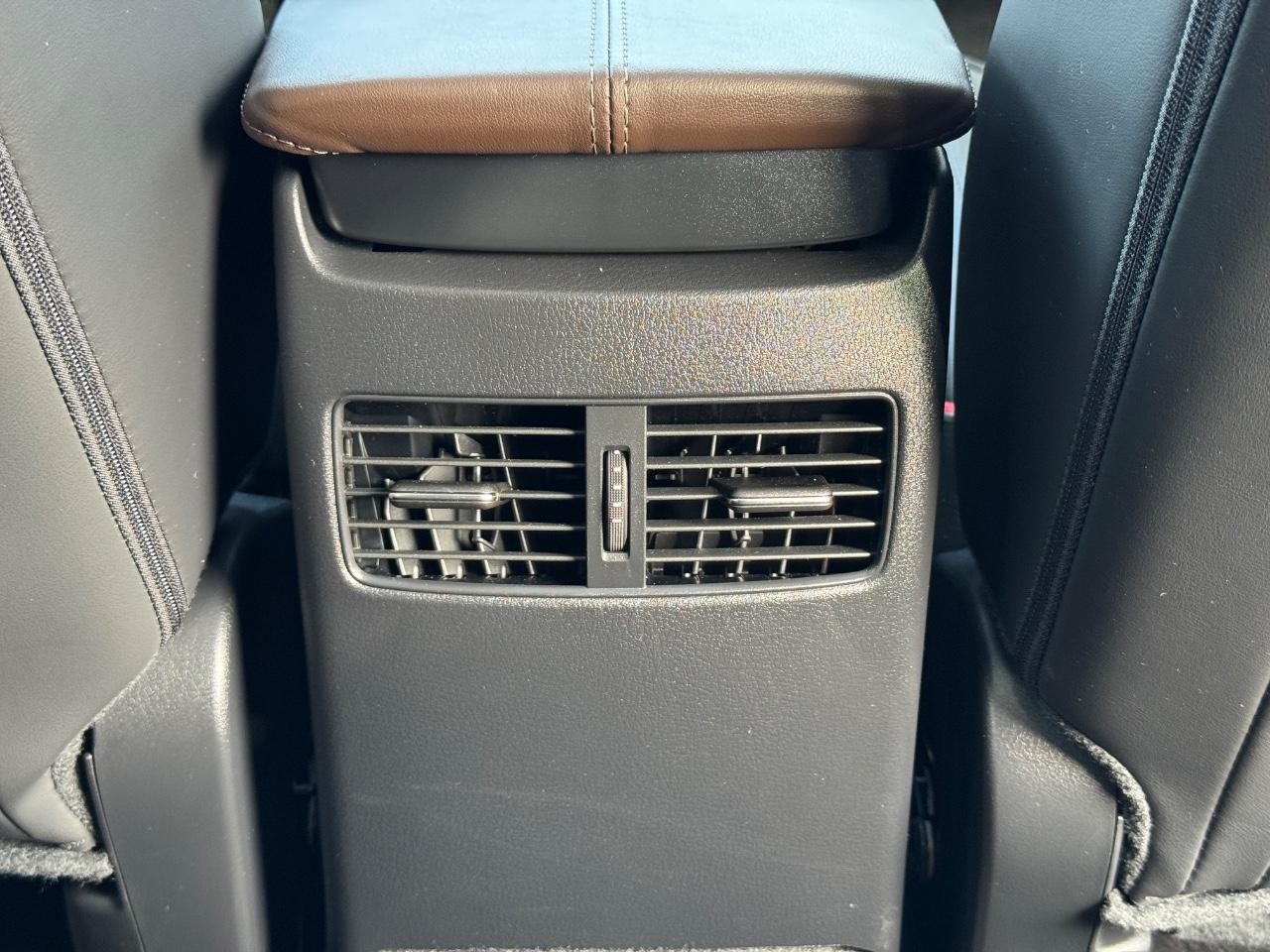 Mazda CX-30 Vehicle Full-screen Gallery Image 17