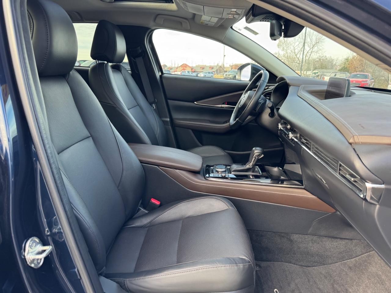 Mazda CX-30 Vehicle Full-screen Gallery Image 18