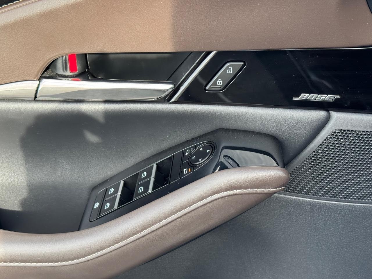 Mazda CX-30 Vehicle Full-screen Gallery Image 27